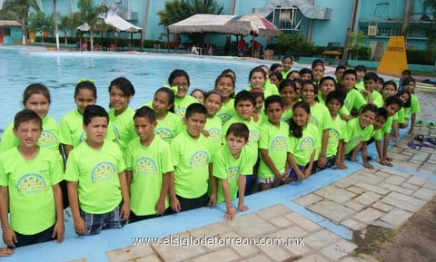 07082014 Niños de diez años en la alberca de conocido club social de la región.