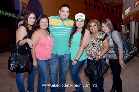 08082014 EN EL CONCIERTO DE PESADO.  Natalia, Tania, Juan, Kenya, Rosy y Lily.