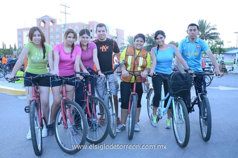 08082014 FIESTA DE CANASTILLA.  Cristina Sánchez de Caballero con algunas de sus invitadas.