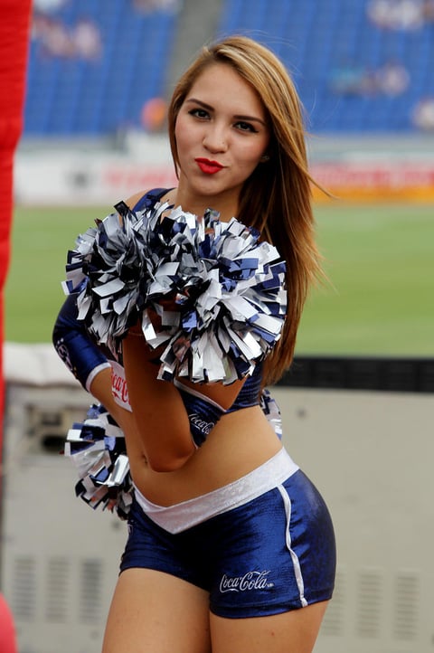 El beso cariñoso de la porrista de Rayados.