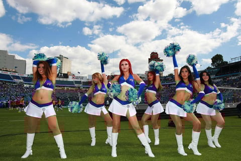Las bellas porristas del Cruz Azul posando para la foto.