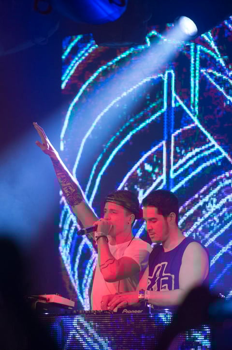 “Por favor prendan sus luces” ordenaron los Disc Jockeys, quienes en todo momento pidieron a su séquito que hiciera más y más ruido.