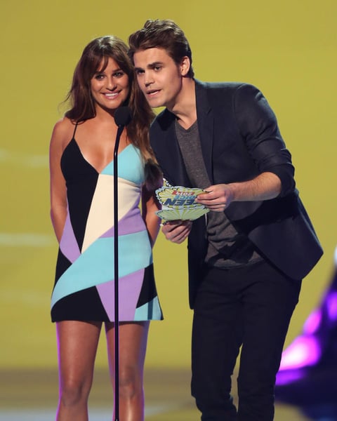 Lea Michele presentó un galardón acompañada del actor Paul Wesley.