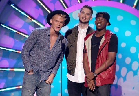 Cody Simpson, Tony Oller y  Malcolm Kelley también participaron como presentadores.