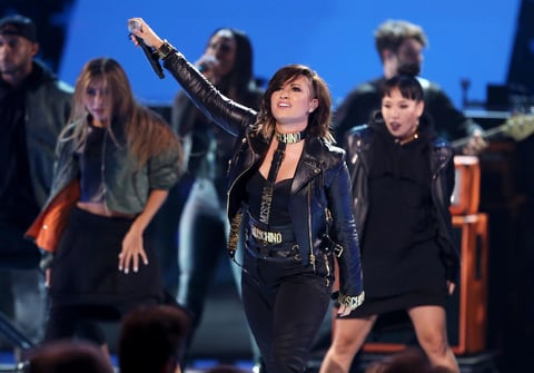 Demi Lovato inauguró la entrega de los premios Teen Choice con una actuación y una victoria. Luego de interpretar Really Don't Care, la cantante y actriz se alzó con los premios a la canción del verano y estrella musical del verano.