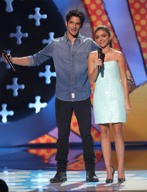 Los anfitriones de los Teen Choice, Tyler Posey de Teen Wolf y Sarah Hyland de Modern Family, dijeron que 165 millones de votos fueron emitidos en internet para la 16a edición de los premios al cine, la televisión, la música, la comedia, el deporte, la moda y las estrellas de internet en categorías graciosas como la chica más buena, la sonrisa y el villano favoritos.