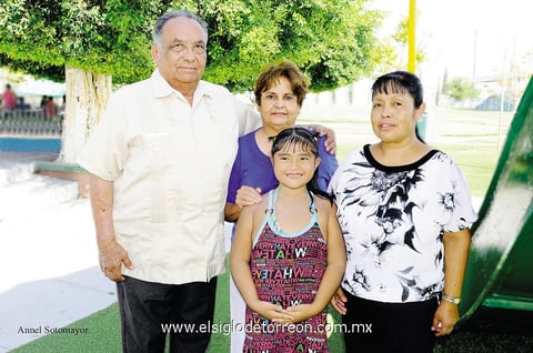 10082014 La festejada, acompañada de sus queridos abuelos.