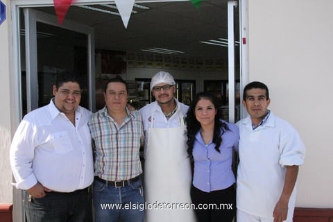 10082014 Familia Corral Villa en la apertura de la nueva sucursal de Corvi Alimentos.