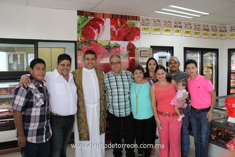 10082014 Familia Corral Villa y Padre José Jaime de León.
