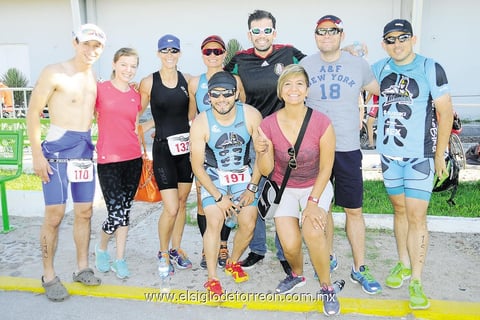 11082014 EN TRIATLóN.  Ailis, Liliana, Erika, Óscar, Salvador, Vicente, Carlos, Gisel y Karina.