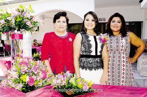 10082014 La futura novia, en companía de sus anfitrionas.