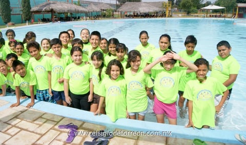 14082014 CURSO DE VERANO.  Niños de diez años en la alberca de conocido club social.