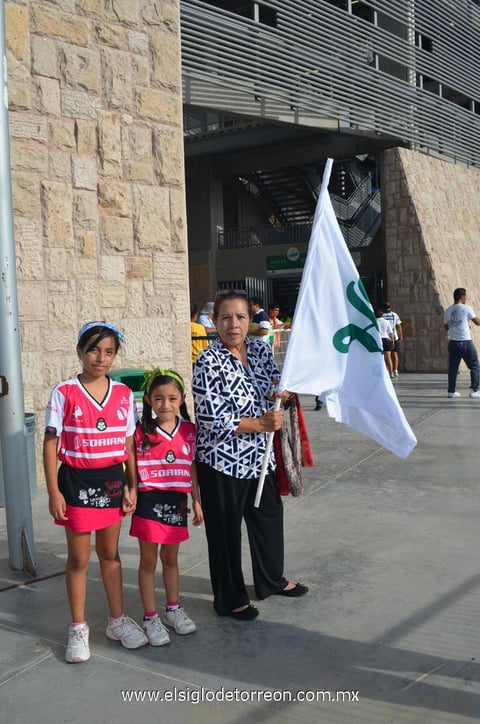 15082014 Olga Estrada con sus nietas.
