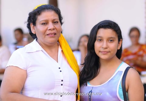 16082014 POSAN PARA LA FOTO.  María Teresa y Priscila.