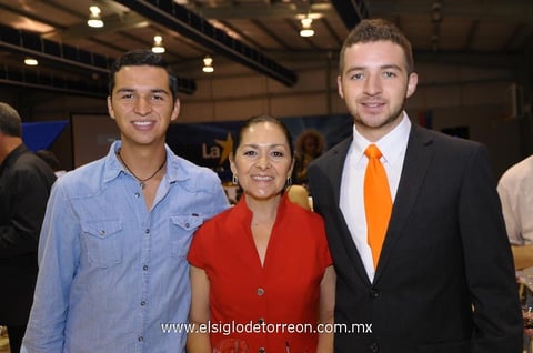 16082014 EN RECIENTE CEREMONIA.  Gabriel, Patricia y Mauricio.