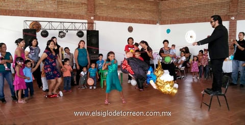 17082014 Todos los pequeñines disfrutaron pegarle a la piñata.