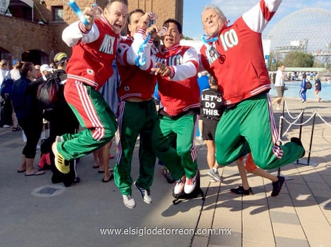 17082014 El equipo que representó a México la semana pasada en el mundial de natación de Canadá, el cual estuvo formado por cuatro laguneros: Eduardo González, Carlos Rojas, Alejandro Teel y Óscar Gutiérrez, todos ellos dando gracias a Dios por la medalla obtenida.