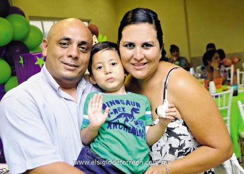18082014 DIVERTIDA PIñATA.  Matías Pérez Bretado cumplió cuatro años. Lo festejaron sus papás, Fabián y Karina.