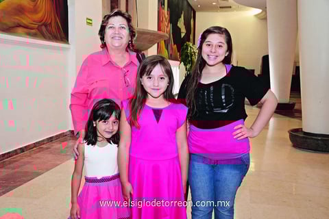 19082014 EN EL TEATRO.  Sofía, María de Jesús, Melissa y Raquel.