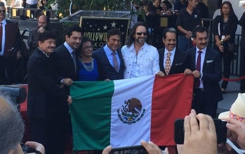 En el homenaje estuvo presente el astro mexicano Marco Antonio Solís, quien igualmente se fotografió con sus colegas y amigos.