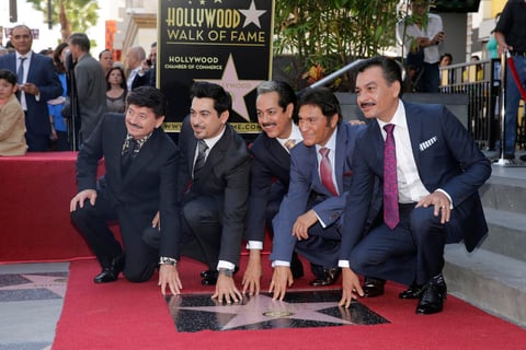 Los Tigres del Norte han vendido más de 37 millones de discos, con éxitos como "Contrabando y traición", "La jaula de oro", "Pacas de a kilo", "La puerta negra" y "Somos más americanos".