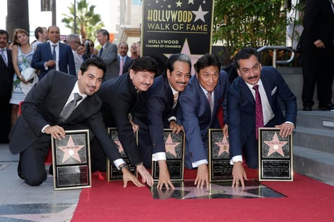 Los Tigres del Norte develaron su estrella en el Paseo de la Fama.