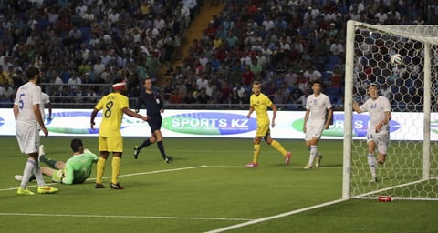 A mediado del primer periodo el submarino amarillo comenzó a imponerse, con esto la mejoría dio frutos ya que el mediapunta Rubén García Calmache logró conectar el 0-1, en el minuto 33 con un remate muy poco brillante, pero efectivo.