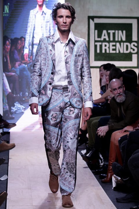 Las creaciones masculinas también contaron con el característico color que predomino durante el evento.