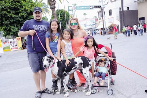 24082014 EN FAMILIA.  Fernando, Daniela, Alexa, Aitana, Maribel e Isabella.