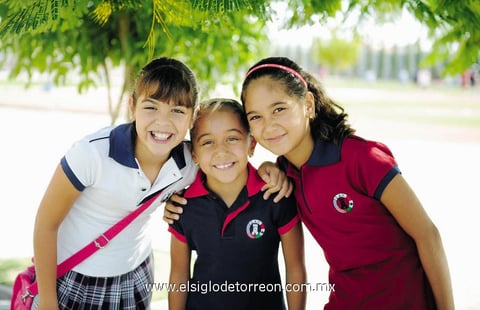 24082014 MUY CONTENTAS.  Jimena, Isabella y Valeria.
