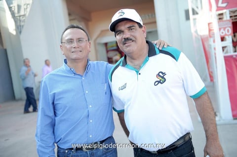 23082014 EN EL BEISBOL.  Ricardo y Gerardo.