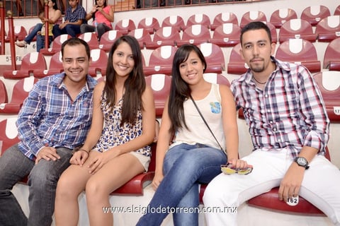 23082014 EN EL SERIAL NOVILLERIL.  Julio, Valeria, Sofía y Daniel.
