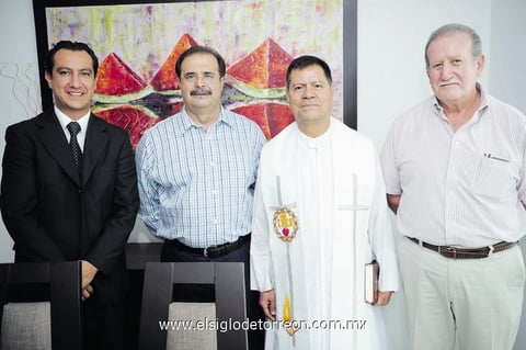 24082014 EN RECIENTE EVENTO.  José Antonio, Arturo, Padre José y Francisco.