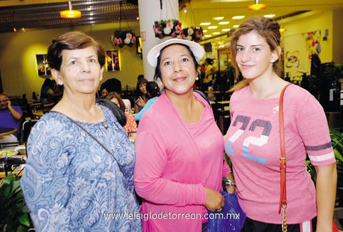 24082014 DE PASEO.  Norma, Marychuy y Tamara.