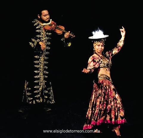 24082014 Violinista Ulises Barajas, acompañando a Yenisey, en la danza de las velas.