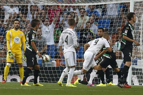 Un cabezazo del francés Karim Benzema, tras un tiro de esquina a los 30 minutos, rompió finalmente el 0-0.