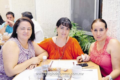26082014 EN SU RESTAURANTE FAVORITO.  Ruth, Queta y Claudia.