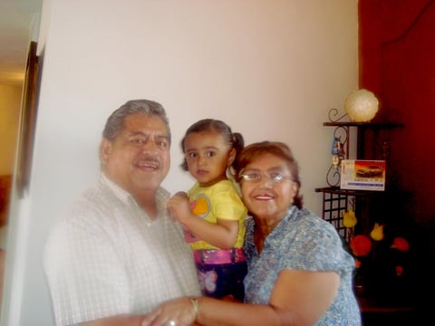 28082014 Juan, Citlaly, David y Teresa con su abuelito.