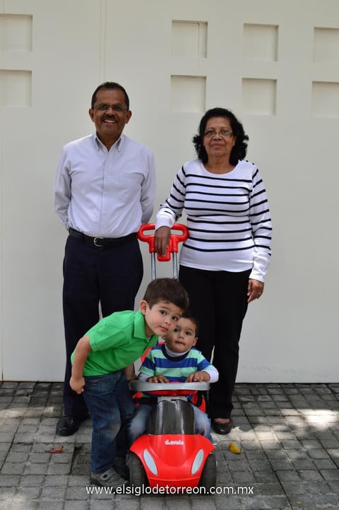 28082014 El abuelito Miguel Ángel Alonso Salas con su nieto, Antonio Alonso Alfaro.