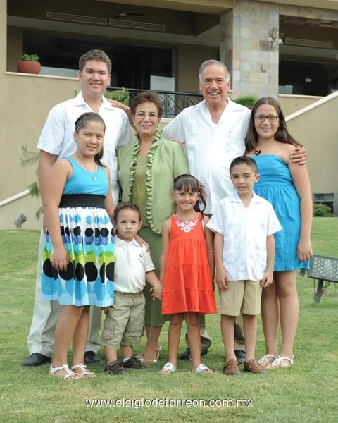 28082014 Lucía y Guillermo con sus nietos: Guillermo, Valeria, Bárbara, Diego, Lorena y Mauricio.