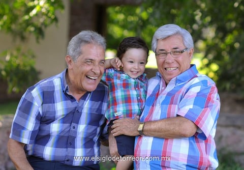 28082014 Samir Luna y Raúl Méndez con su nieto Valentino Méndez Luna.