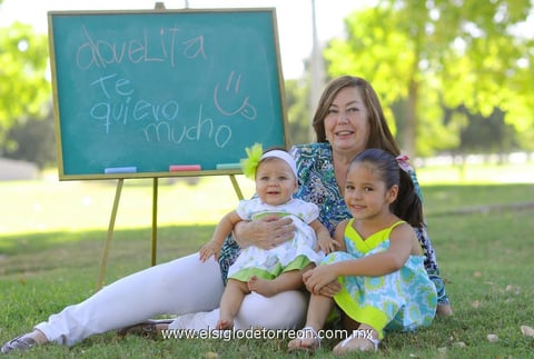 28082014 Rosalinda Cosío Cepeda con sus nietas: Farah y Zuri Carrillo Nahle.