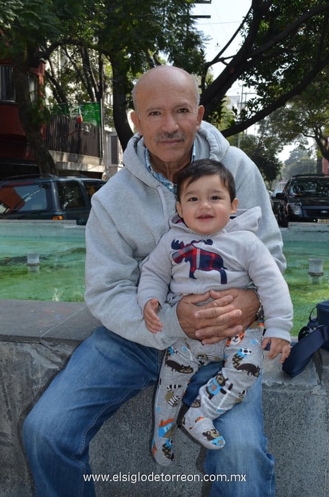 28082014 Los abuelitos Guillermo y Urania Alfaro con sus nietos, Miguel y Antonio Alonso Alfaro.
