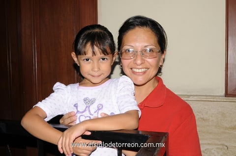 29082014 EN EL TEATRO.  Marilú García y Mayra Palacios.