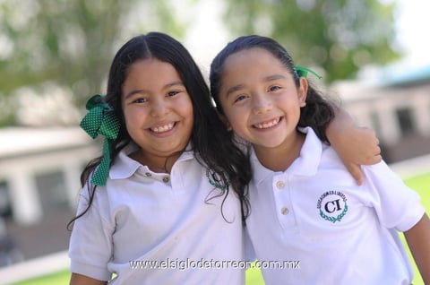 29082014 EN EL COLE.  Sofía y Marissa.
