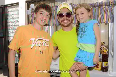 29082014 EN RECIENTE FESTEJO.  Luis, Ángel y Ximena.