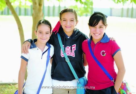 29082014 POSAN PARA LA FOTO.   Fernanda, Victoria y Leslie.