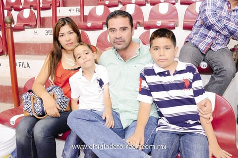 30082014 UN DOMINGO EN FAMILIA.  Verónica, Isa, Israel e Israel jr. disfrutando de una grata tarde.