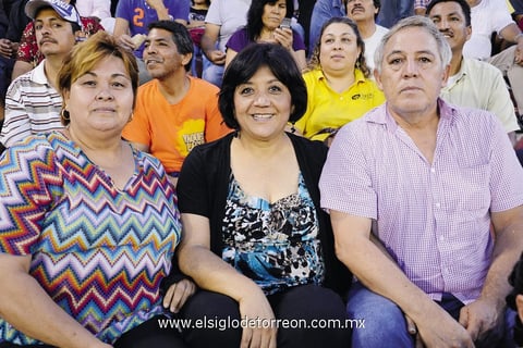 30082014 POSAN PARA LA FOTO DEL RECUERDO.  Rosa María, Verónica y David.