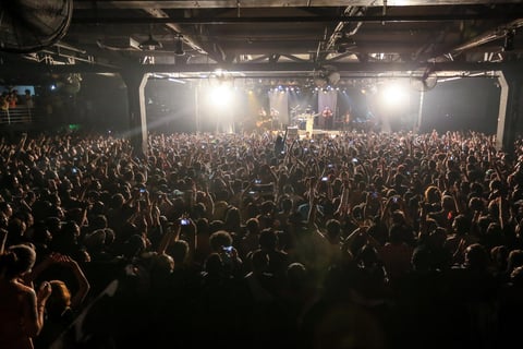 El José Cuervo Salón lució abarrotado, gracias al buen número de seguidores que la banda tiene en México.
